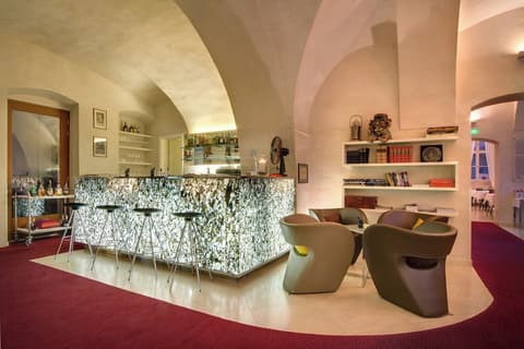 Hotel Three Storks, Reception