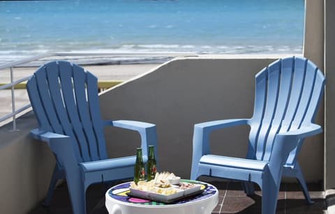 Gran Madryn, Balcony view