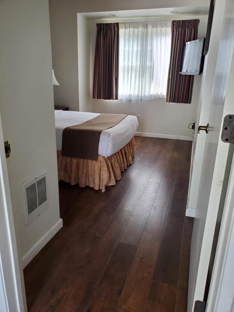 Bide-A-Wee Inn, Room