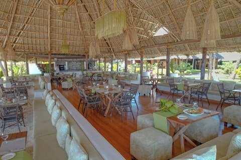 Breezes Beach Club & Spa – Half Board, Restaurant