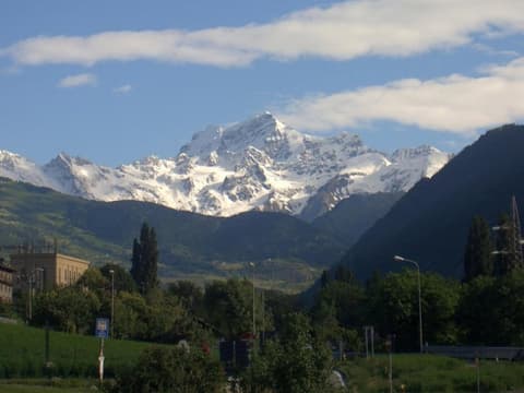 Le Charaban, Property grounds