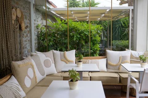 Oikies Small Elegant Houses, Reception