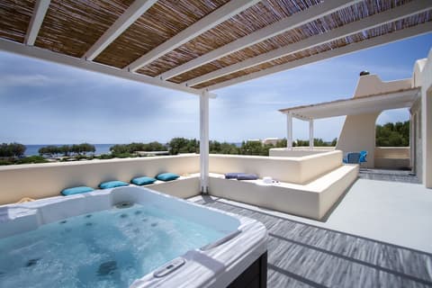 Sea Sound - White Katikies, Living area