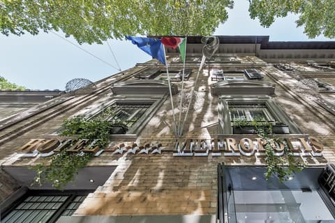 Hotel Metropolis, Exterior detail