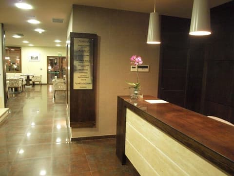 Hotel Dinastía, Reception