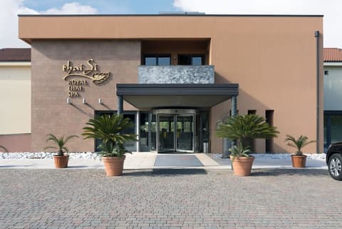 Thai Si, Property entrance