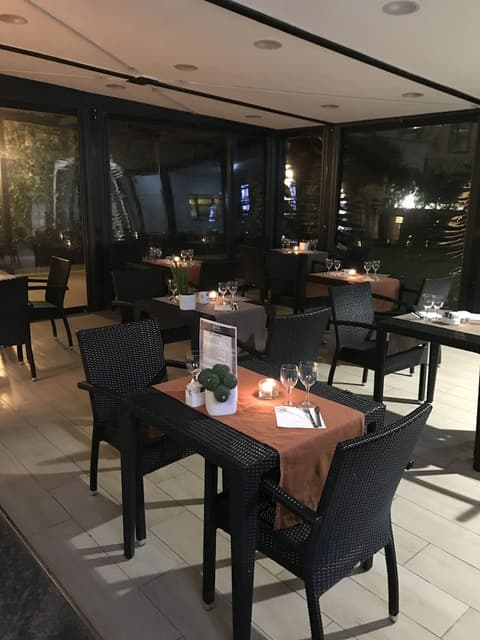 Acca Palace Hotel, Dining