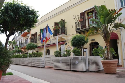 Casa Manzella, Exterior