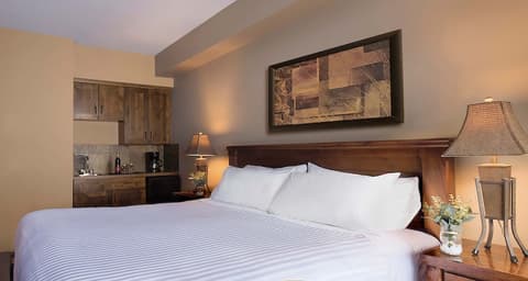 Glacier Mountaineer Lodge, Room