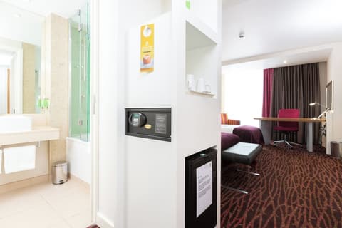 Holiday Inn Manchester-Media City UK by IHG, Room