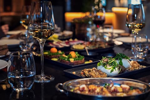 Hyatt Regency Düsseldorf, Dining