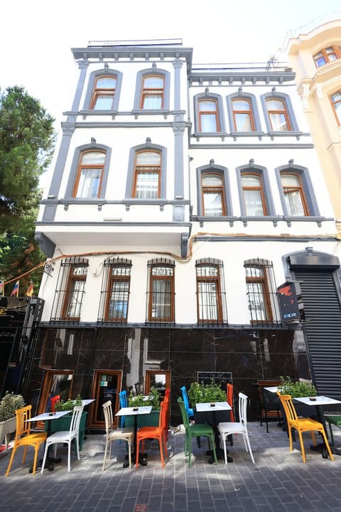 Hotel New House, Front of property