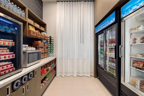 DoubleTree by Hilton New York Downtown, Dining