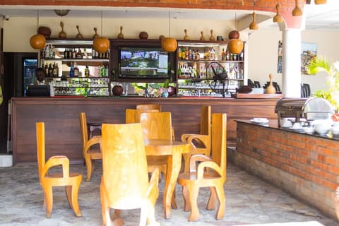 Coconut Grove Regency Hotel, Dining