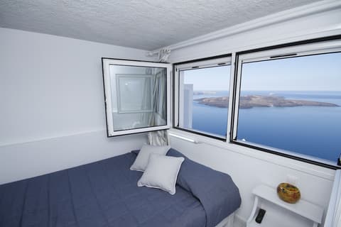 Kafieris Blue Studios, Check-in/check-out kiosk