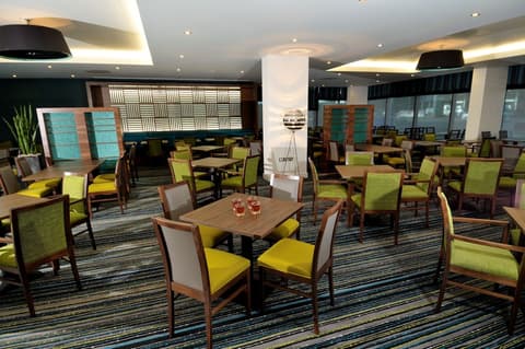 Holiday Inn Express London Heathrow T5 by IHG, Restaurant