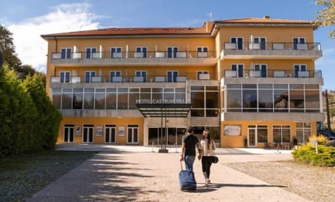 Hotel Castrum Villae, Front of property