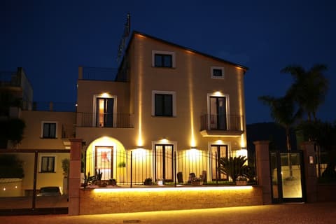 Visagi, Front of property