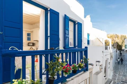 Izabella's House, Exterior