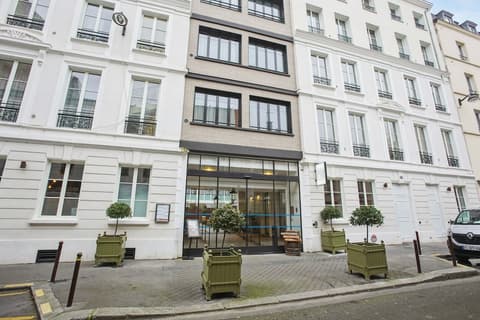 Le Grand Quartier, Front of property