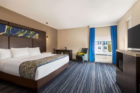 La Quinta Inn & Suites by Wyndham Orlando - IDrive Theme Parks, Room
