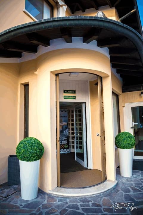 Hotel Lonatino, Exterior