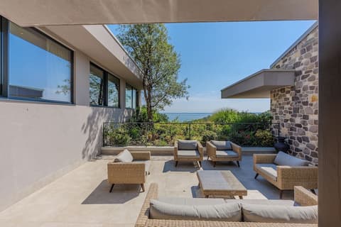 Hotel DeVille, Reception