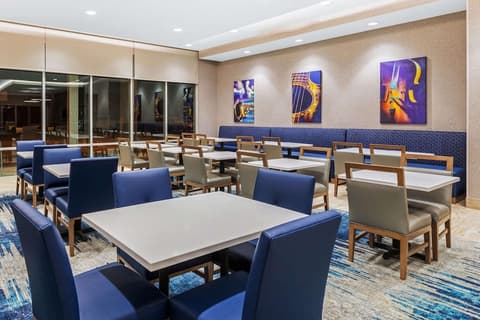La Quinta Inn & Suites by Wyndham Kansas City Beacon Hill, Breakfast area