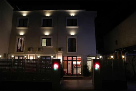 Hotel Liqeni, Front of property - evening/night