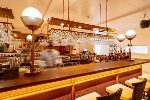 Johari Rotana, Restaurant