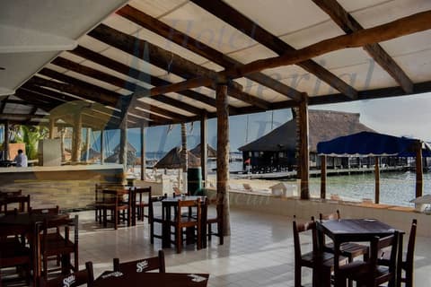 Hotel Imperial las Perlas, Beach bar