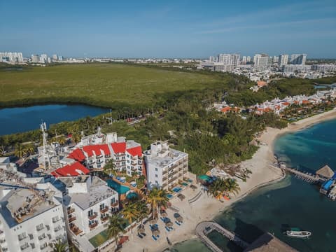 Hotel Imperial las Perlas, Beach