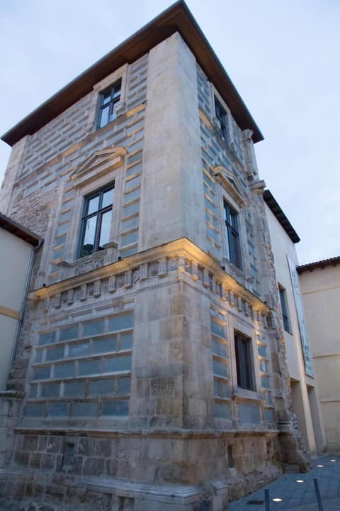 Hostal Misericordia, Exterior