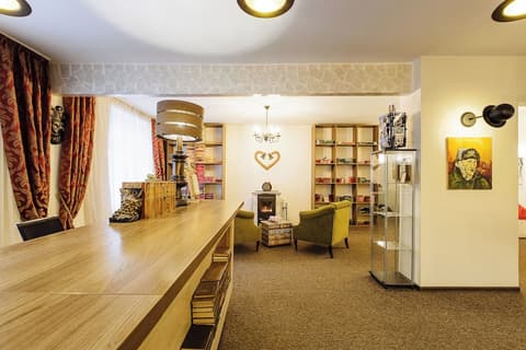 Art Hotel Bohema, Reception