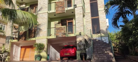 Résidence Padma, Front of property