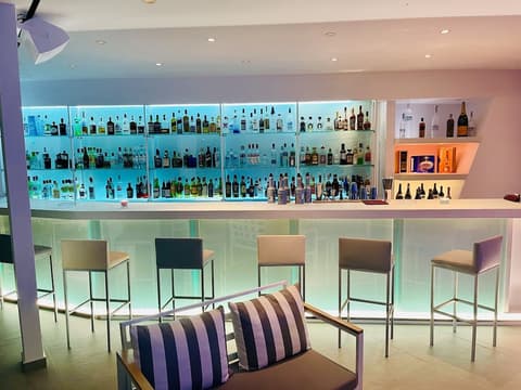 Loucas On The Cliff, Exterior