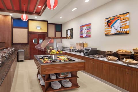 Ramada by Wyndham Dubai Deira, Dining