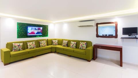 Hotel Avexi Suites By Geh Suites, Reception