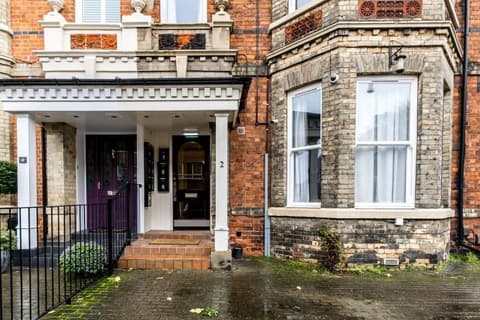 Sycamore Apartments, Room