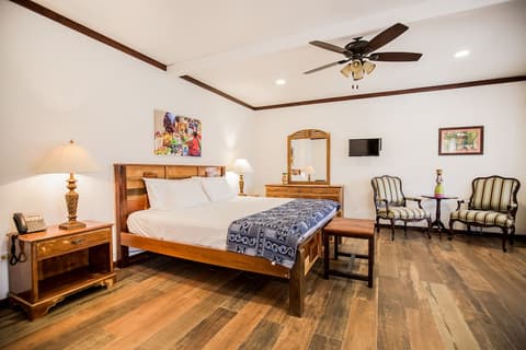 Falling Leaves Lodge, Room