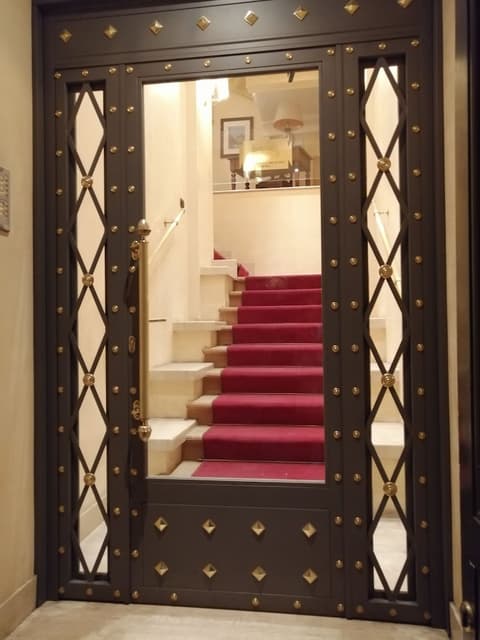 Colosseo Studio Suites, Interior entrance