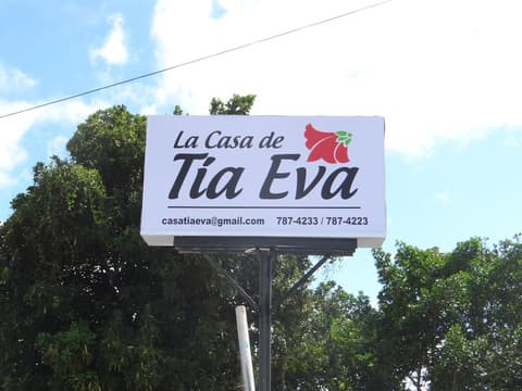 La Casa de Tia Eva, Exterior detail