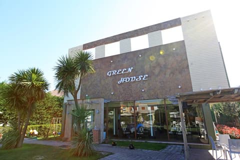 ALBON Park, Front of property