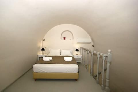 Alafouzos Studios, Room