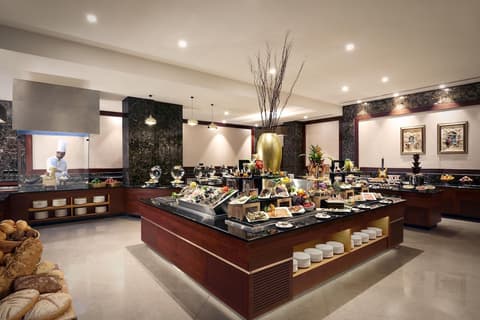 Royal Tulip Muscat, Restaurant