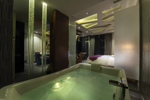 Hyatt Buyutat, Jetted tub