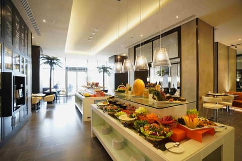 Centro Corniche Al Khobar, Breakfast area