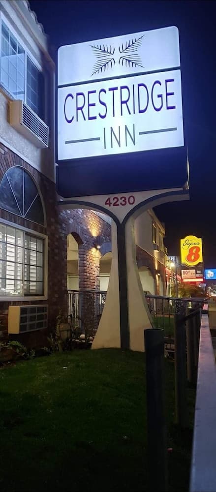 Crestridge Inn, Front of property - evening/night