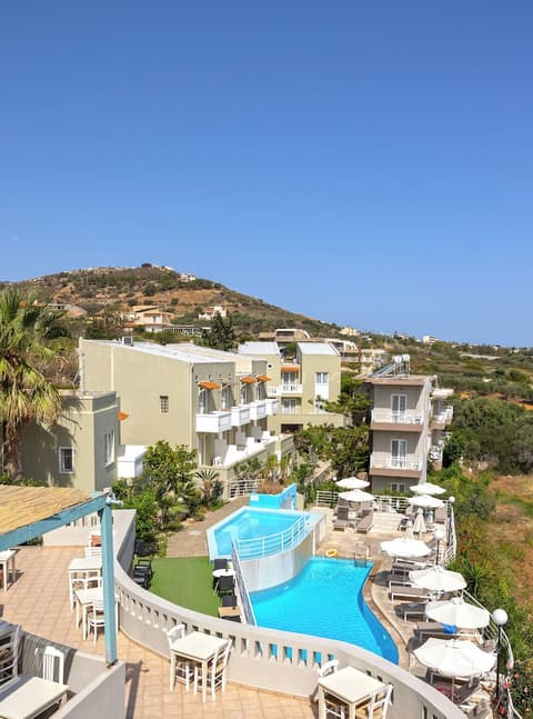 Pelagia Bay, Exterior