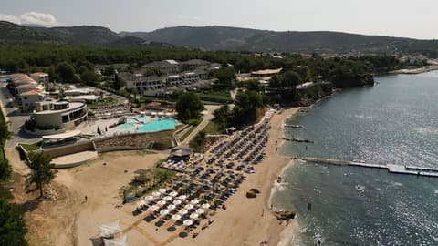 Alexandra Elegance Bridging Generations, Beach